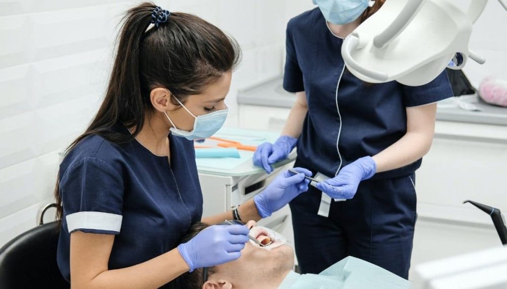 assistant-dentaire-en-quoi-consiste-ce-metier-du-secteur-medical-1200-min